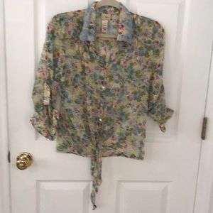 Pretty floral button down blouse. Buckle Daytrip.